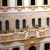 Da qui il nostro sguardo viene attratto dalla parte interna della loggia, con una serie di arcate medievali cieche binate a tutto sesto impreziosite da archetti pensili, rinvenute durante i restauri degli anni 60, nelle quali si aprono delle bifore che danno affaccio alla terrazza